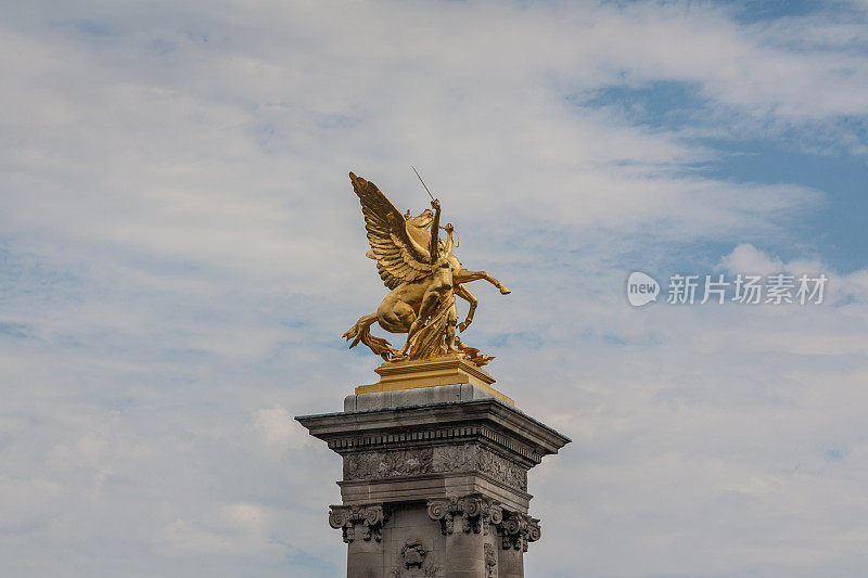 “名人”，镀金青铜雕像的名人在Pont Alexandre III甲板拱桥上